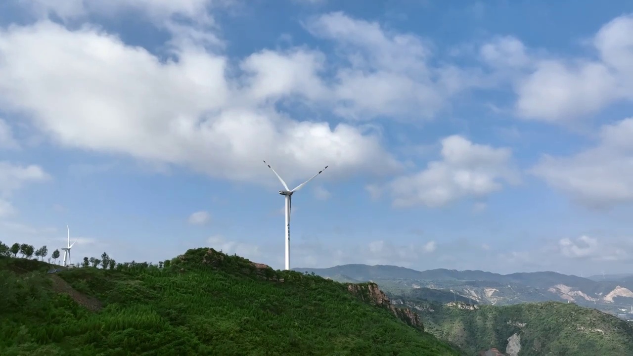 晴朗天空白云飘飘，风力发电清洁能源，绿色大山环境保护视频素材