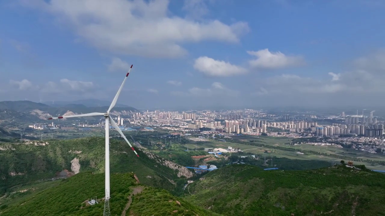 晴朗天空白云飘飘，风力发电清洁能源，绿色大山环境保护视频素材