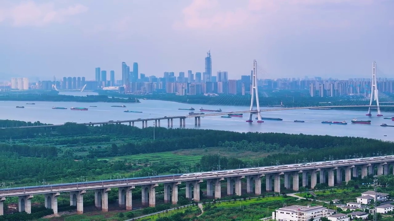 繁忙的南京大胜关大桥，江苏南京视频素材