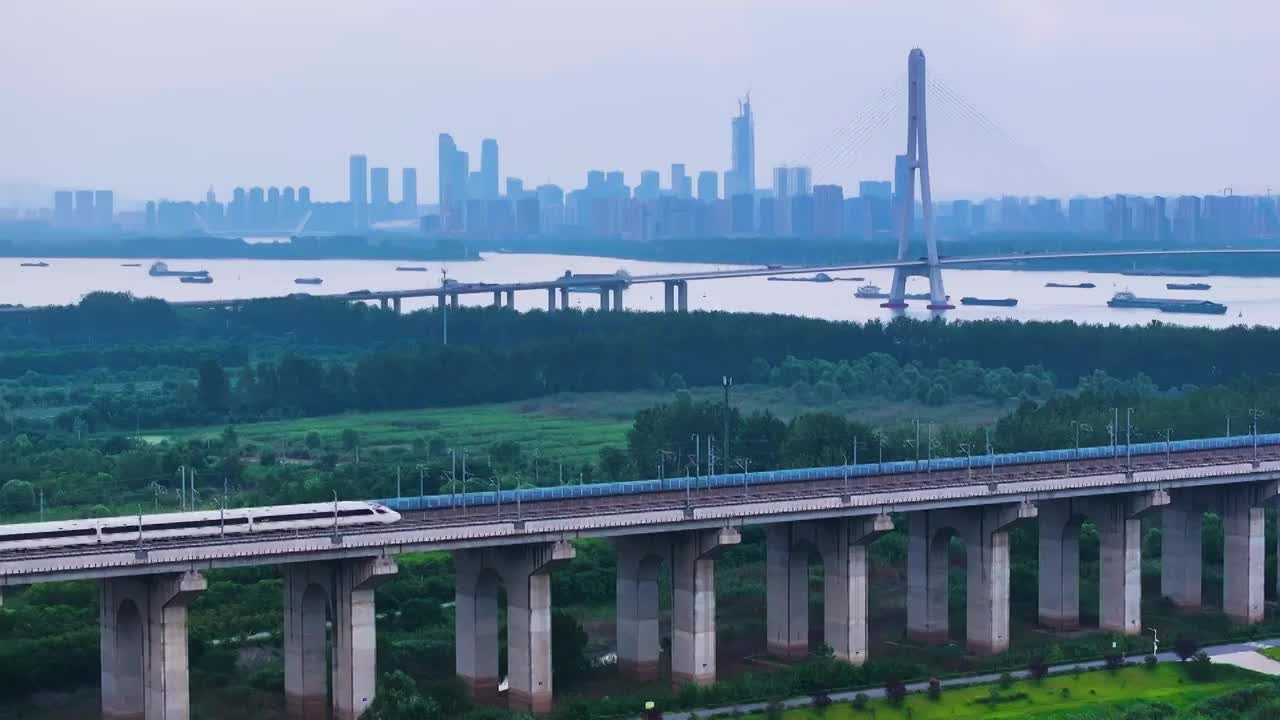 繁忙的南京大胜关大桥，江苏南京视频素材