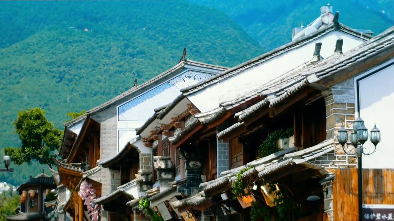 云南苍山下古镇步行街青砖老房子古旧街巷纵横交错岁月沧桑中国大理古城明清时期古风街区中华历史文化传承视频素材