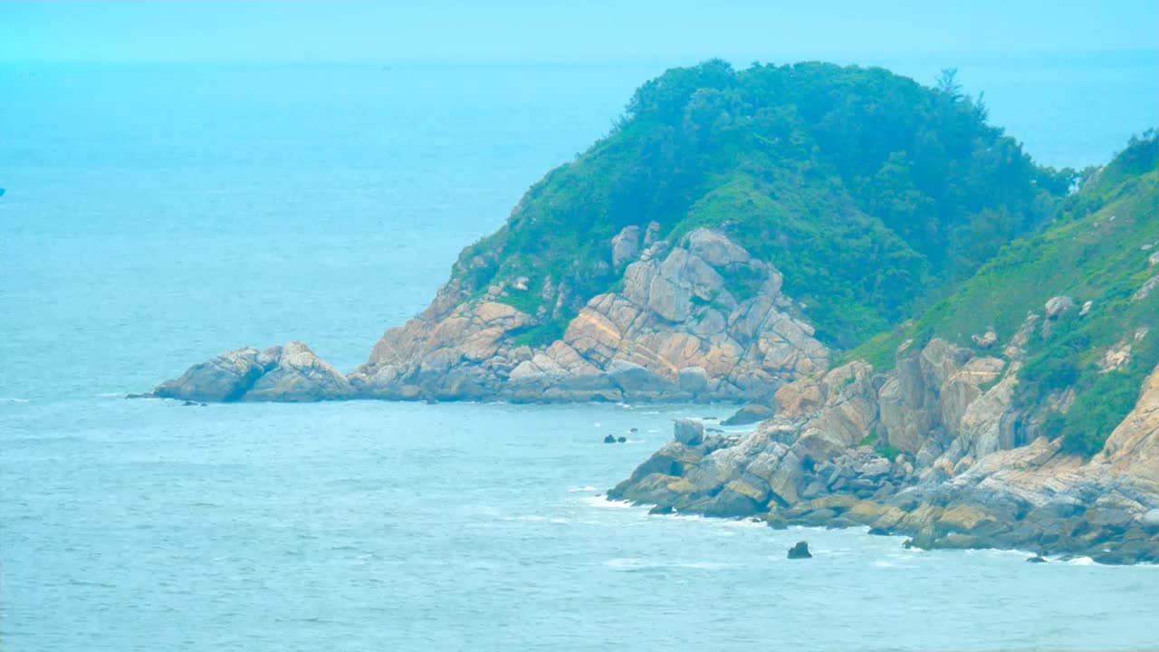 大海岛屿日落风景岸边礁石海浪轻轻拍打小岛休闲景色人间乐土海天一色空间广阔大气凛然自然地理风景如画美好视频素材