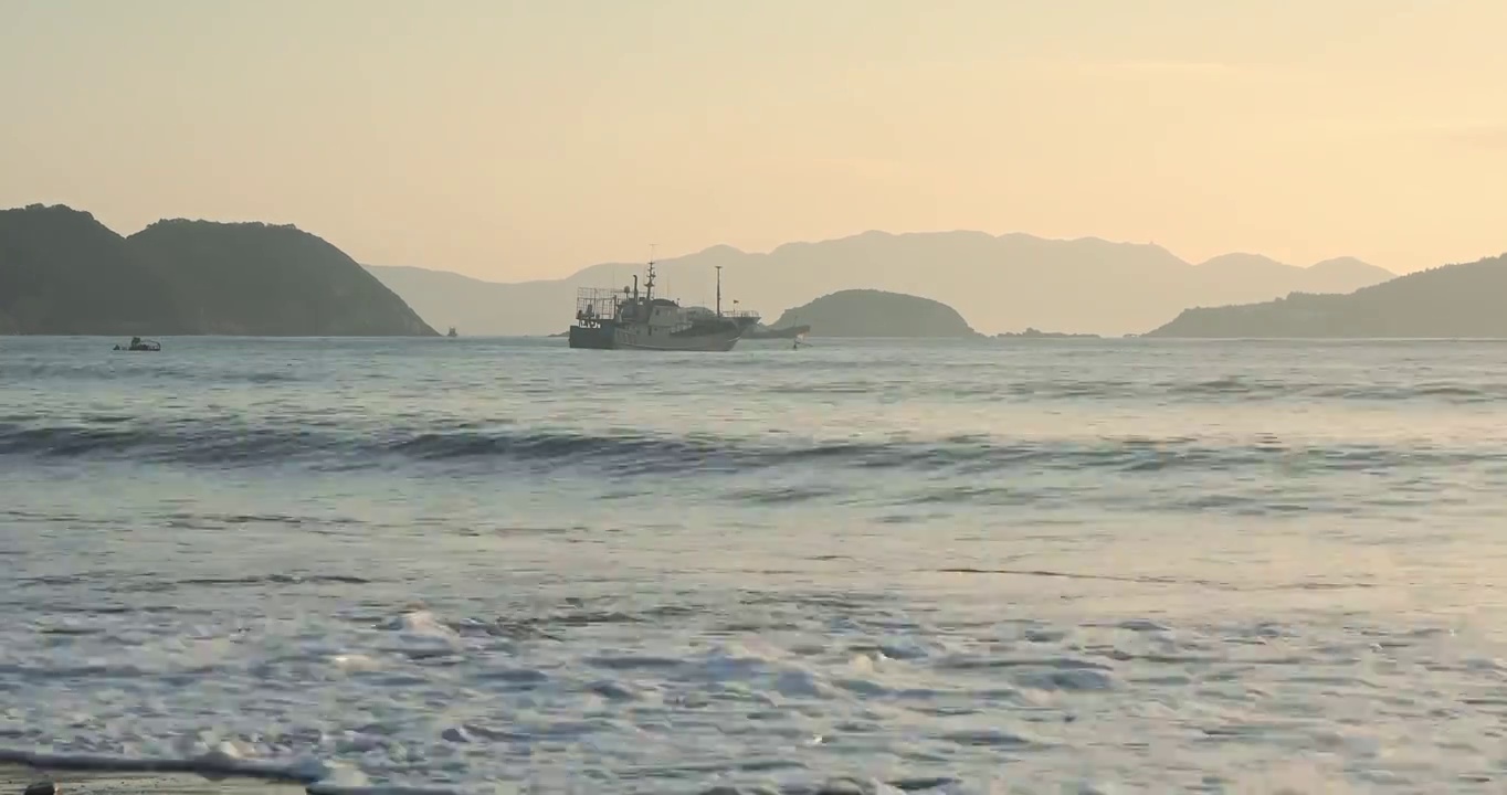 清晨的大海，海边的风浪，霞浦县的海边，东南海域，台风来临前的海浪视频素材