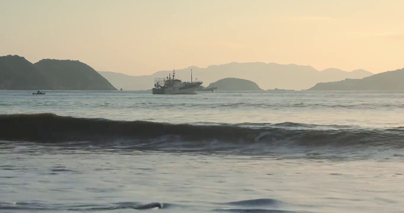 清晨的大海，海边的风浪，霞浦县的海边，东南海域，台风来临前的海浪视频素材