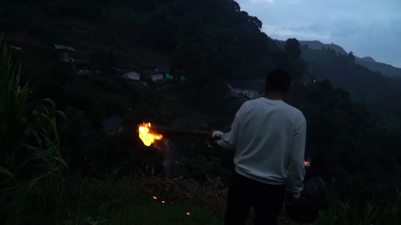 火把节 彝族父子俩在大山里举着火把巡山视频下载