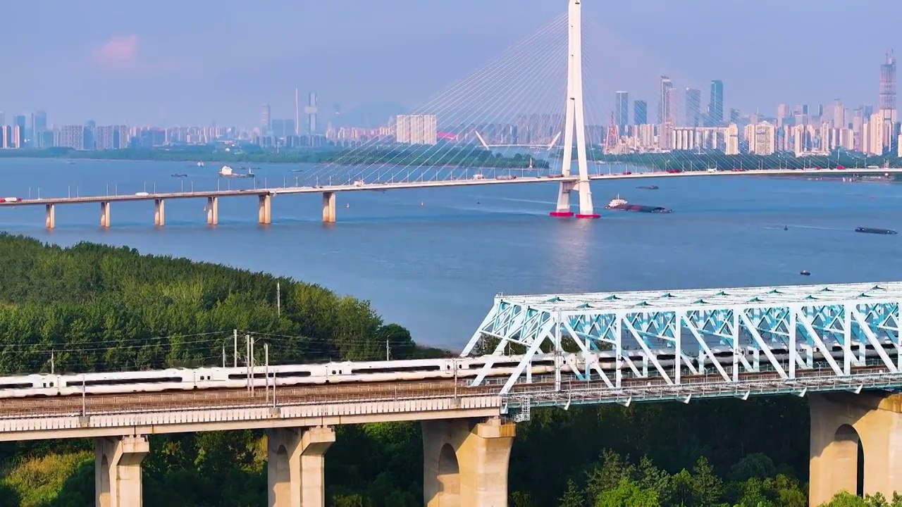 驶上南京大胜关铁路大桥的高铁，江苏南京视频素材