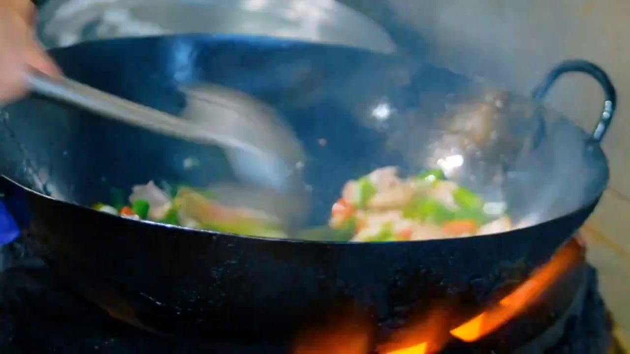 餐馆厨师现炒菜熟练颠锅大火翻炒熊熊烈火虎虎生风抛锅街头美食节宵夜受欢迎熟食大排档风味生炒菜色新鲜出炉视频素材