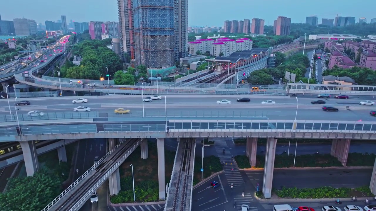 航拍江苏省南京油坊桥立交 夜景 交通 列车 地铁驶过  行驶的列车 城市风光  绚丽灯光下的城市美景视频素材