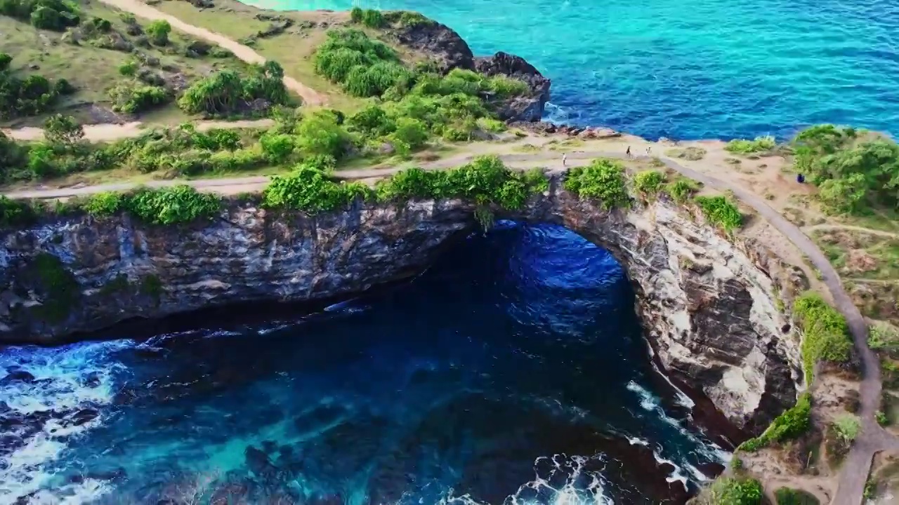 海浪拍打在岩石形成的海蚀洞视频素材