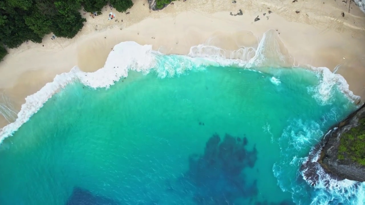 海浪拍打在沙滩上视频素材