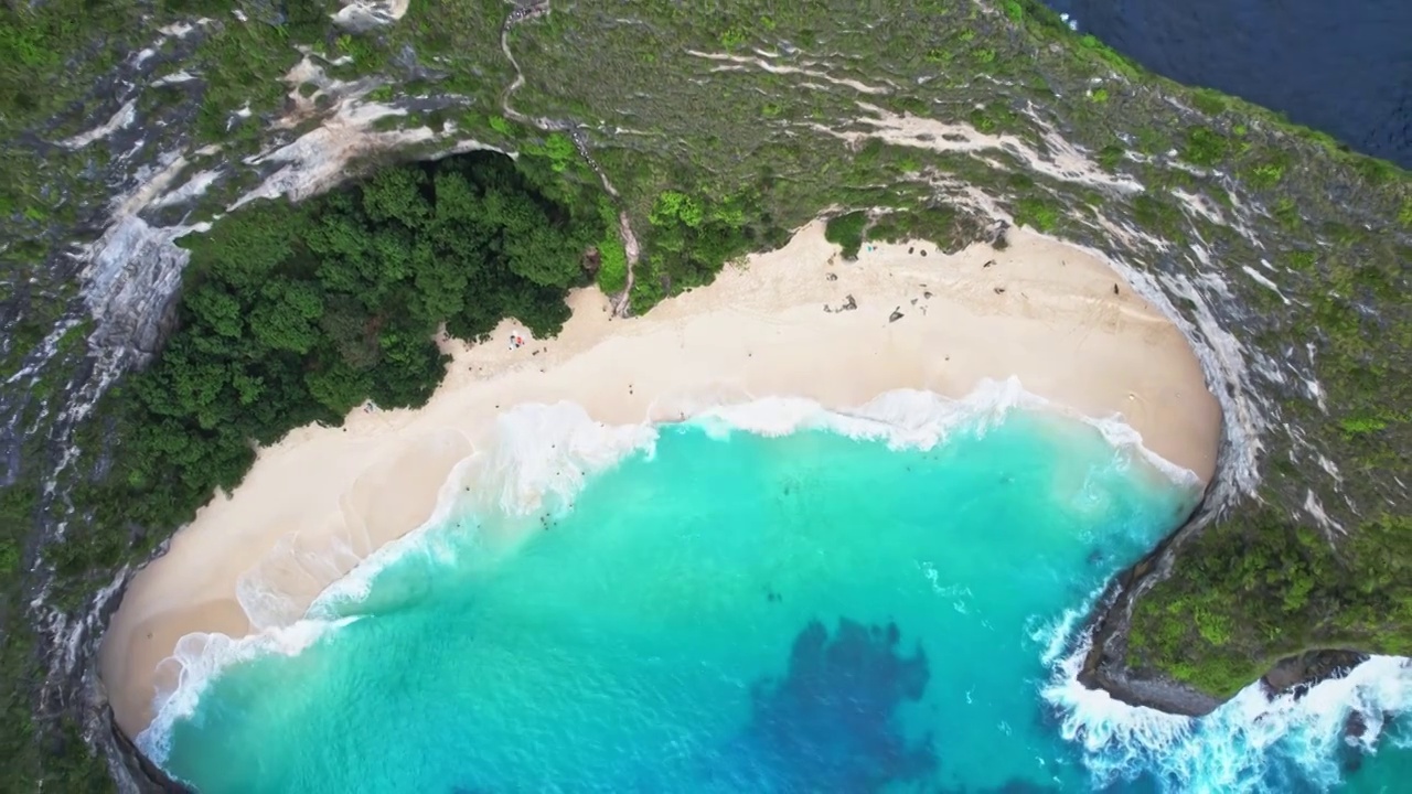 海浪拍打在沙滩上视频素材