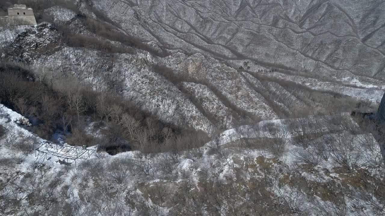 航拍雪中的箭扣长城视频素材