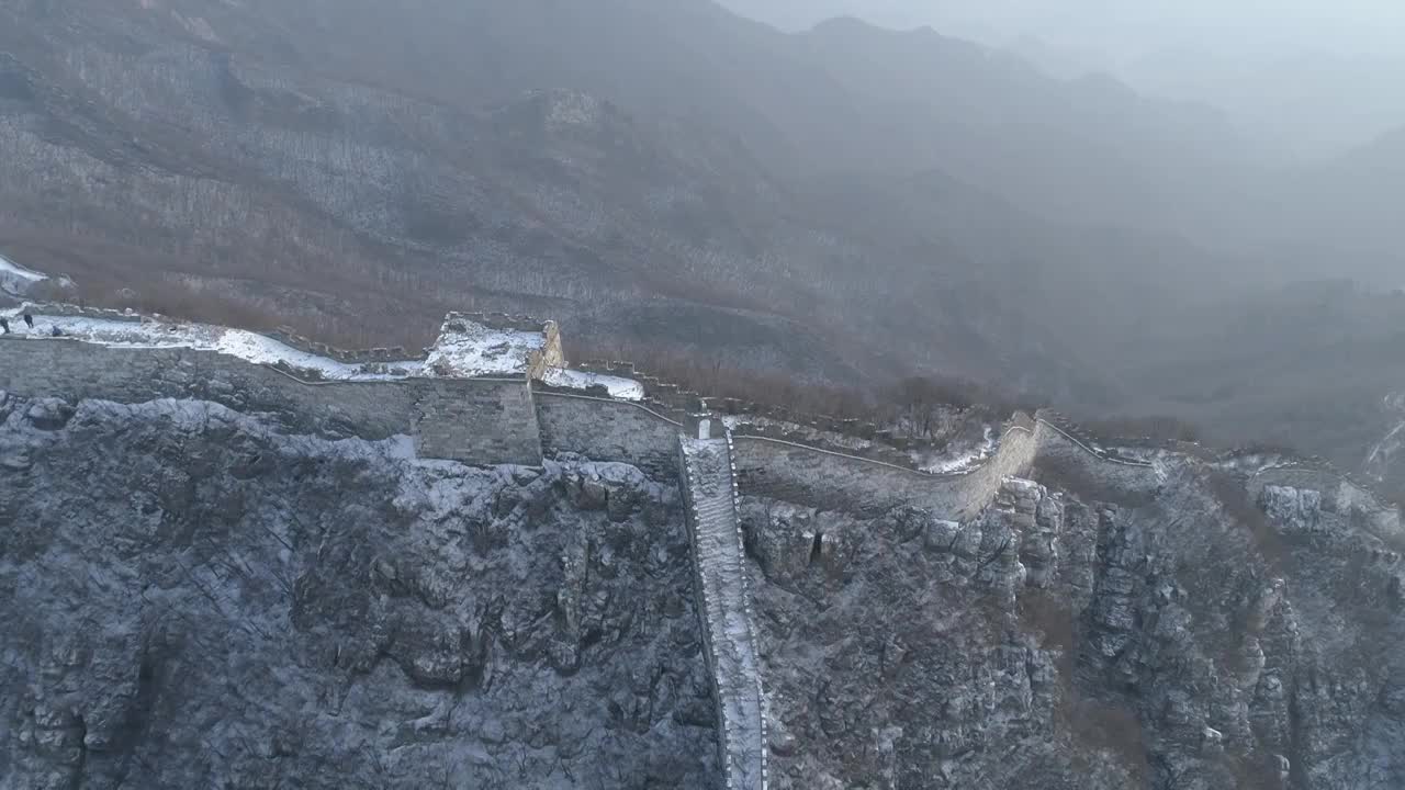 航拍雪中的箭扣长城视频素材