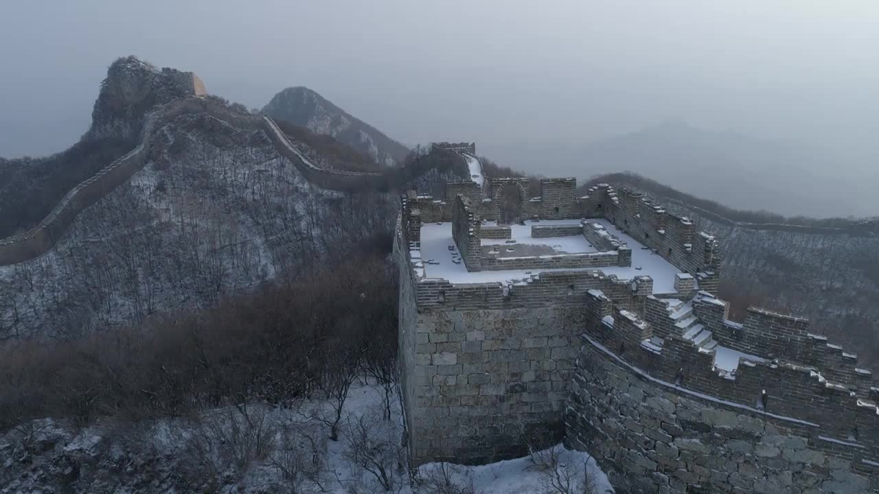 航拍雪中的箭扣长城视频素材