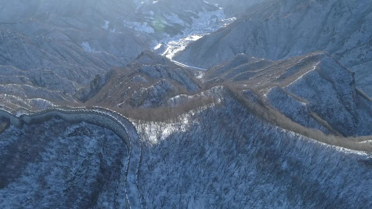 航拍雪中的箭扣长城视频素材