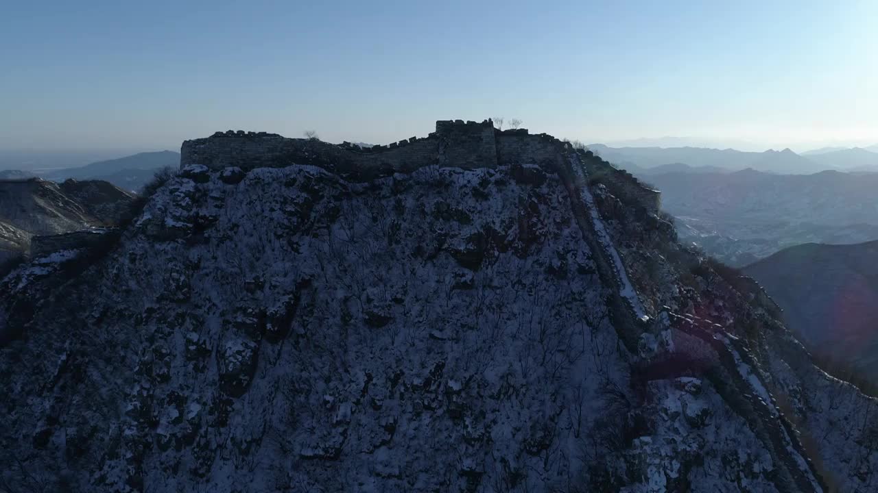 航拍雪中的箭扣长城视频素材