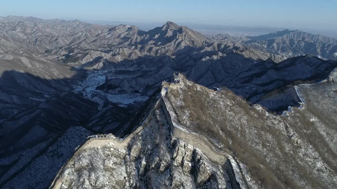 航拍雪中的箭扣长城视频素材