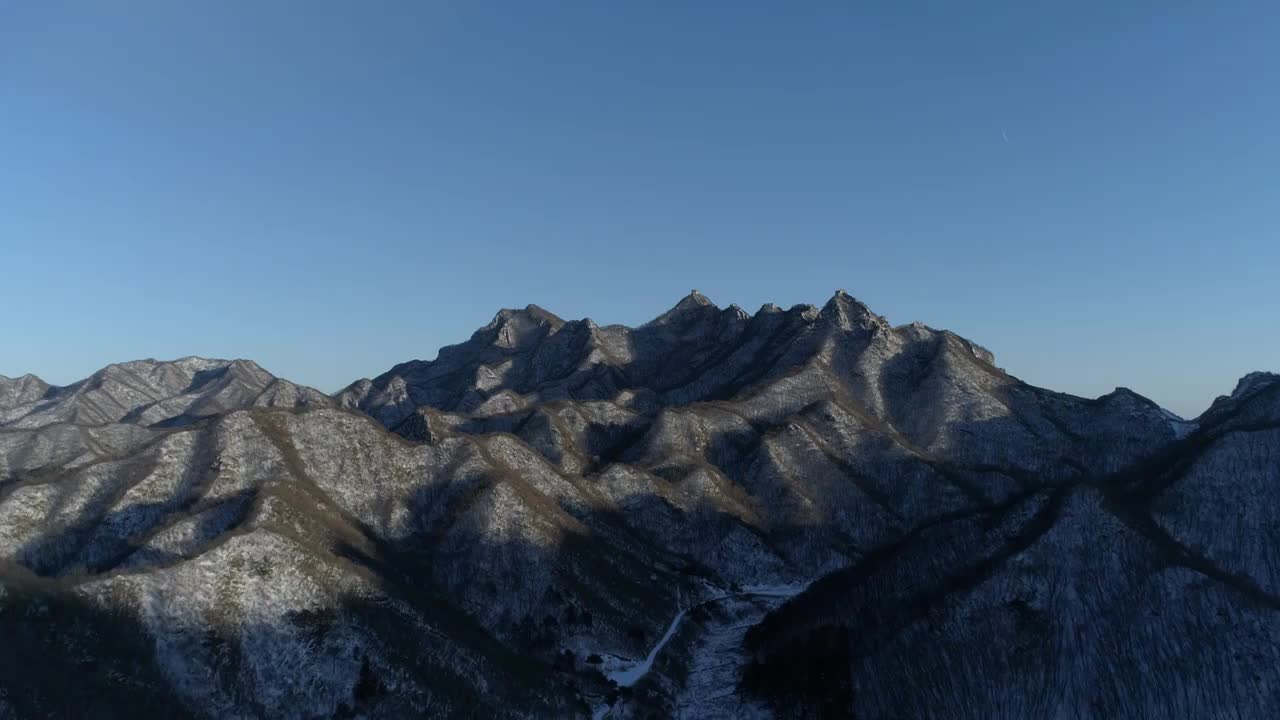 航拍雪中的箭扣长城视频素材