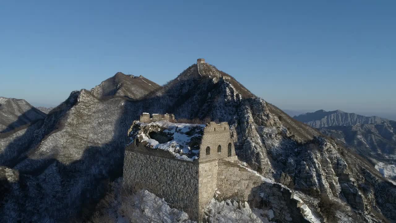 航拍雪中的箭扣长城视频素材