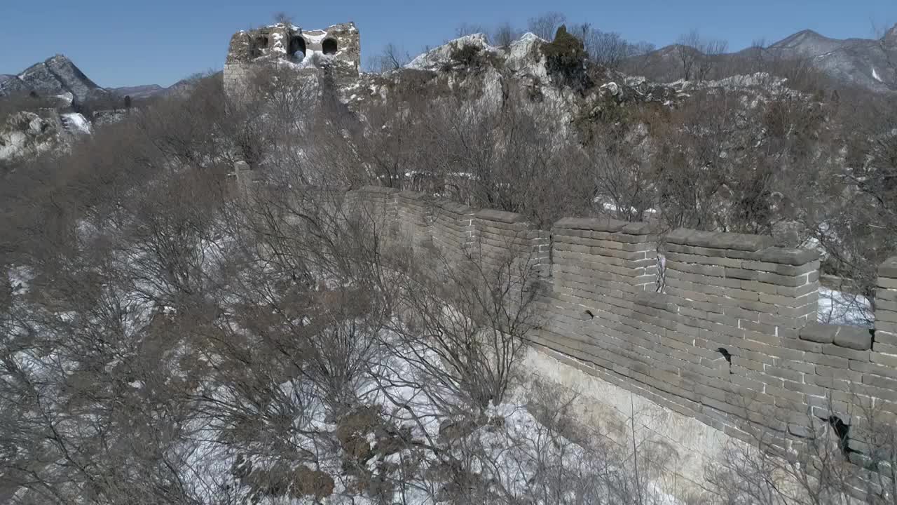 航拍雪中的箭扣长城视频素材