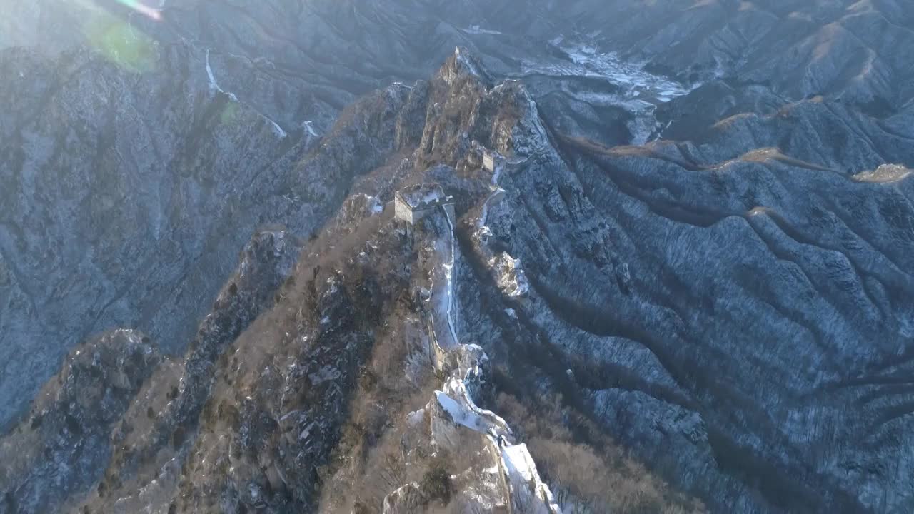 航拍雪中的箭扣长城视频素材