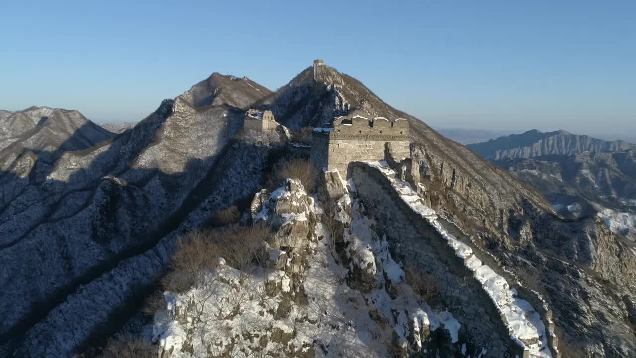 航拍雪中的箭扣长城视频素材