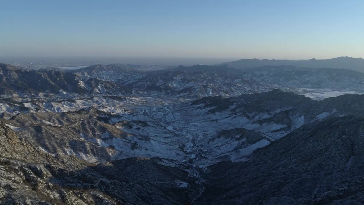 航拍雪中的箭扣长城视频素材