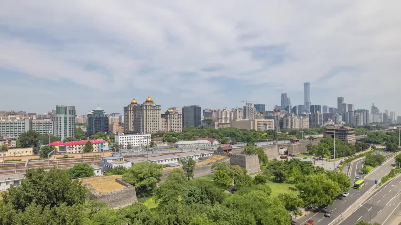 北京明城墙遗址公园国贸CBD北京站火车城市风光延时视频素材