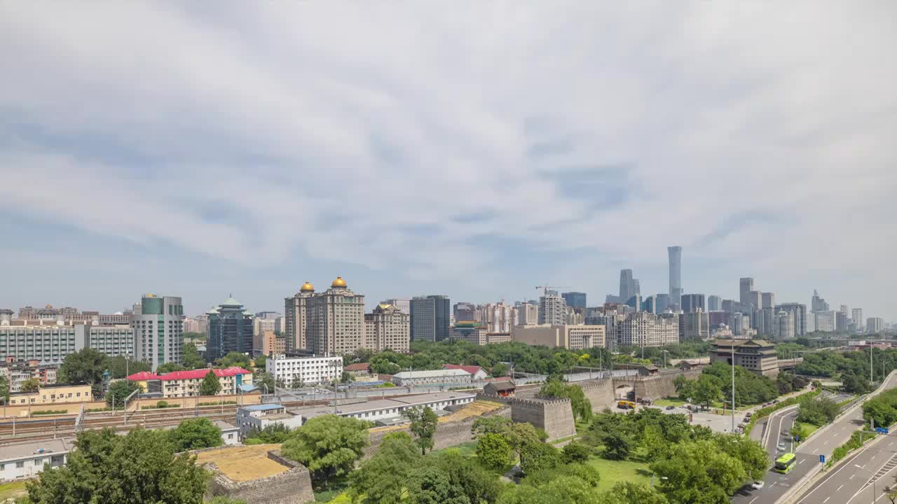 处暑北京多云天空古代建筑明城墙遗址公园国贸CBD城际天际线公大楼写字楼商务出行北京站火车城市风光延时视频素材