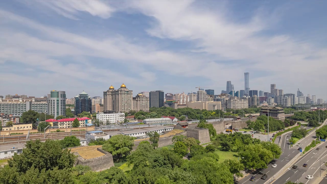 处暑北京多云天空古代建筑明城墙遗址公园国贸CBD城际天际线公大楼写字楼商务出行北京站火车城市风光延时视频素材