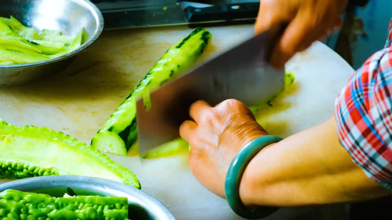 农家小院厨房正在做菜准备晚餐把黄瓜快速切片新鲜绿色食材农民巧手制作农家饭料理温馨家常菜农家乐餐厅厨师视频素材