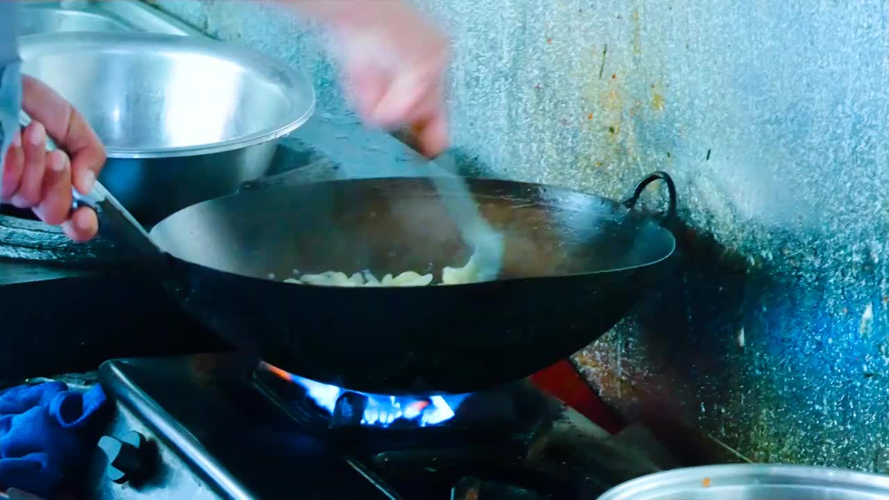 农家小院厨房正在做菜翻炒椰花菜农民巧手制作农家饭料理温馨家常菜农家乐餐厅厨师家庭厨房烹制家常菜式视频素材