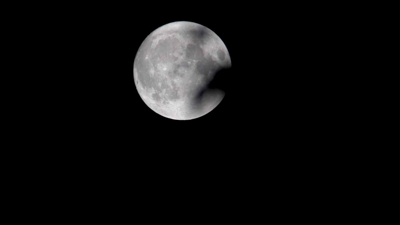 月亮月球夜晚天空明月中秋圆月十五的月亮视频素材