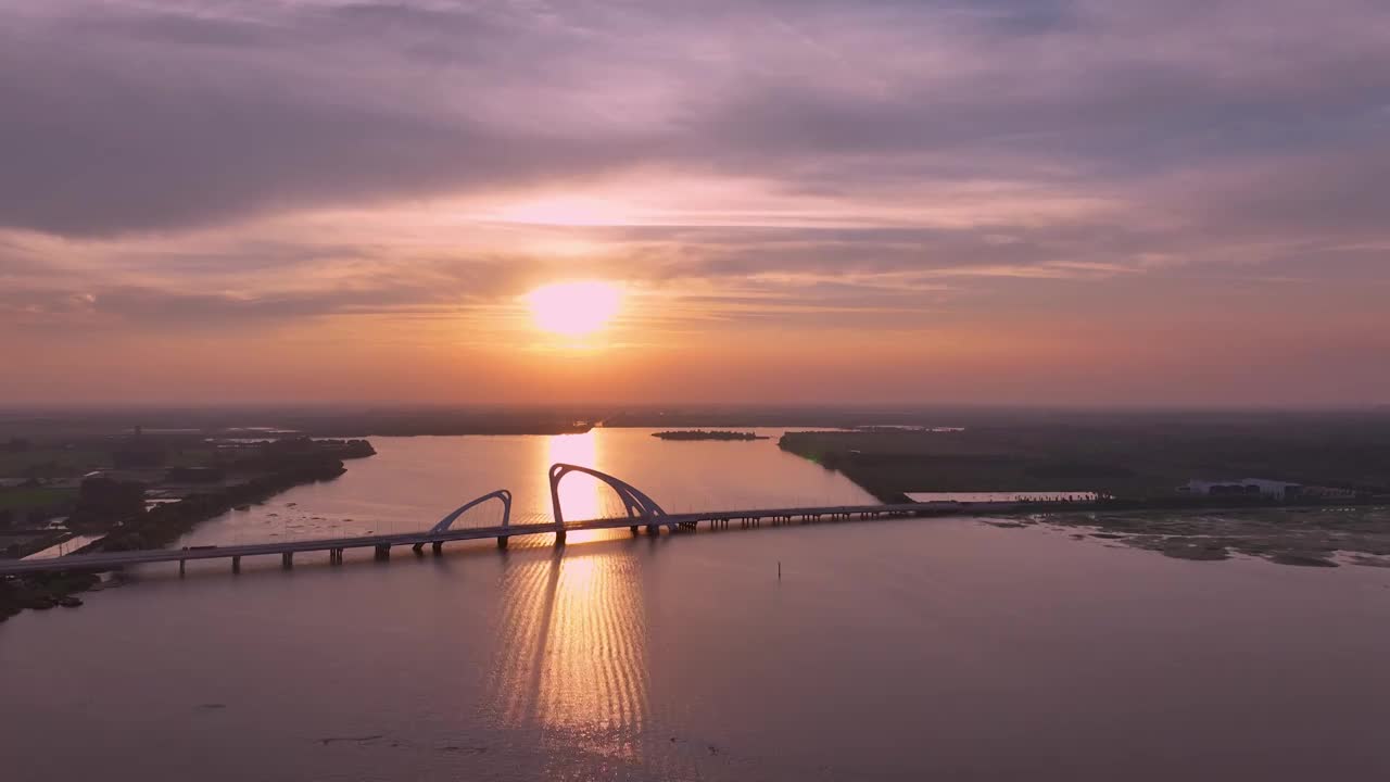 霞光中的江苏省淮安市白马湖大桥视频素材