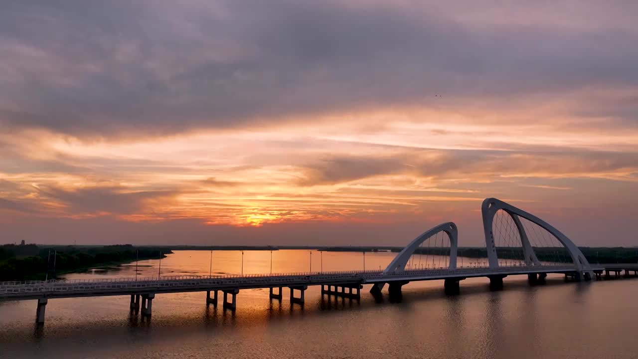 霞光中的江苏省淮安市白马湖大桥视频素材