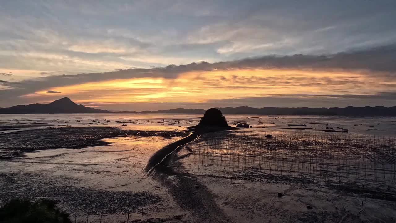 滩涂日出，霞浦县馒头山的早霞，海边的晨景视频素材