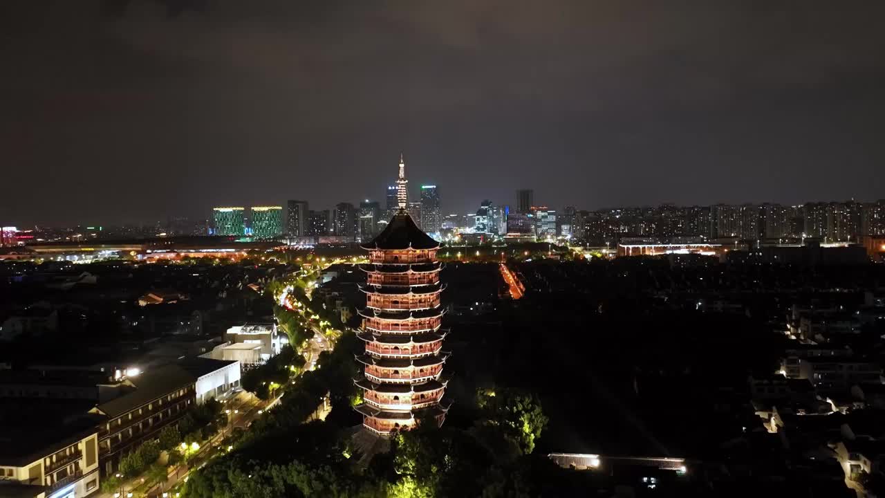 苏州市历史文化景区，标志性建筑报恩寺塔北寺塔，城市风景夜晚航拍视频素材