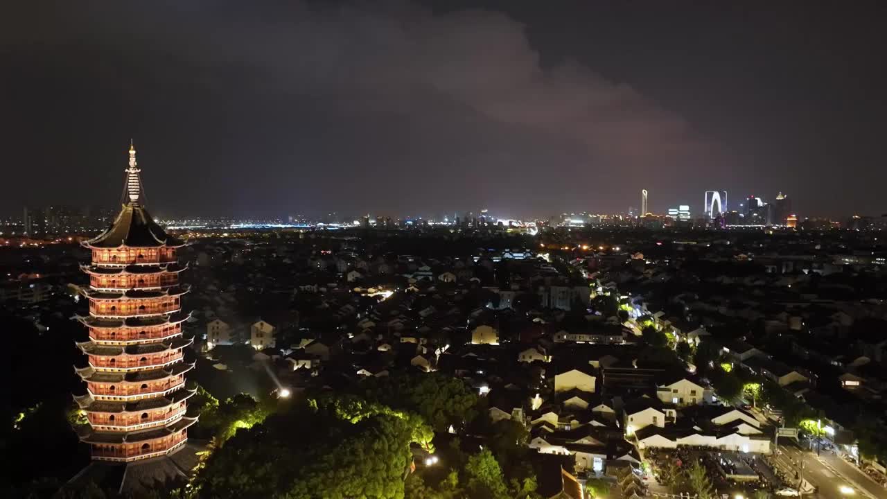 苏州市历史文化景区，标志性建筑报恩寺塔北寺塔，城市风景夜晚航拍视频素材