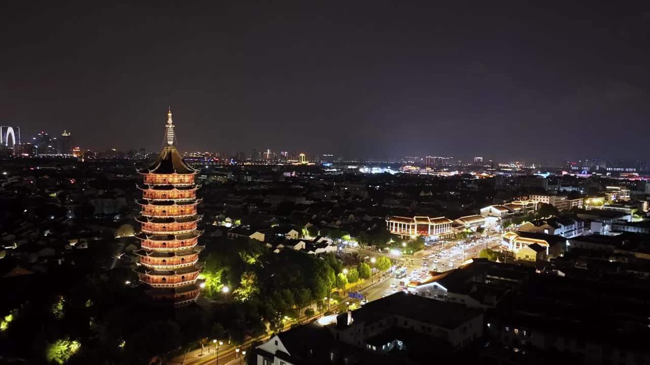 苏州市历史文化景区，标志性建筑报恩寺塔北寺塔，城市风景夜晚航拍视频素材