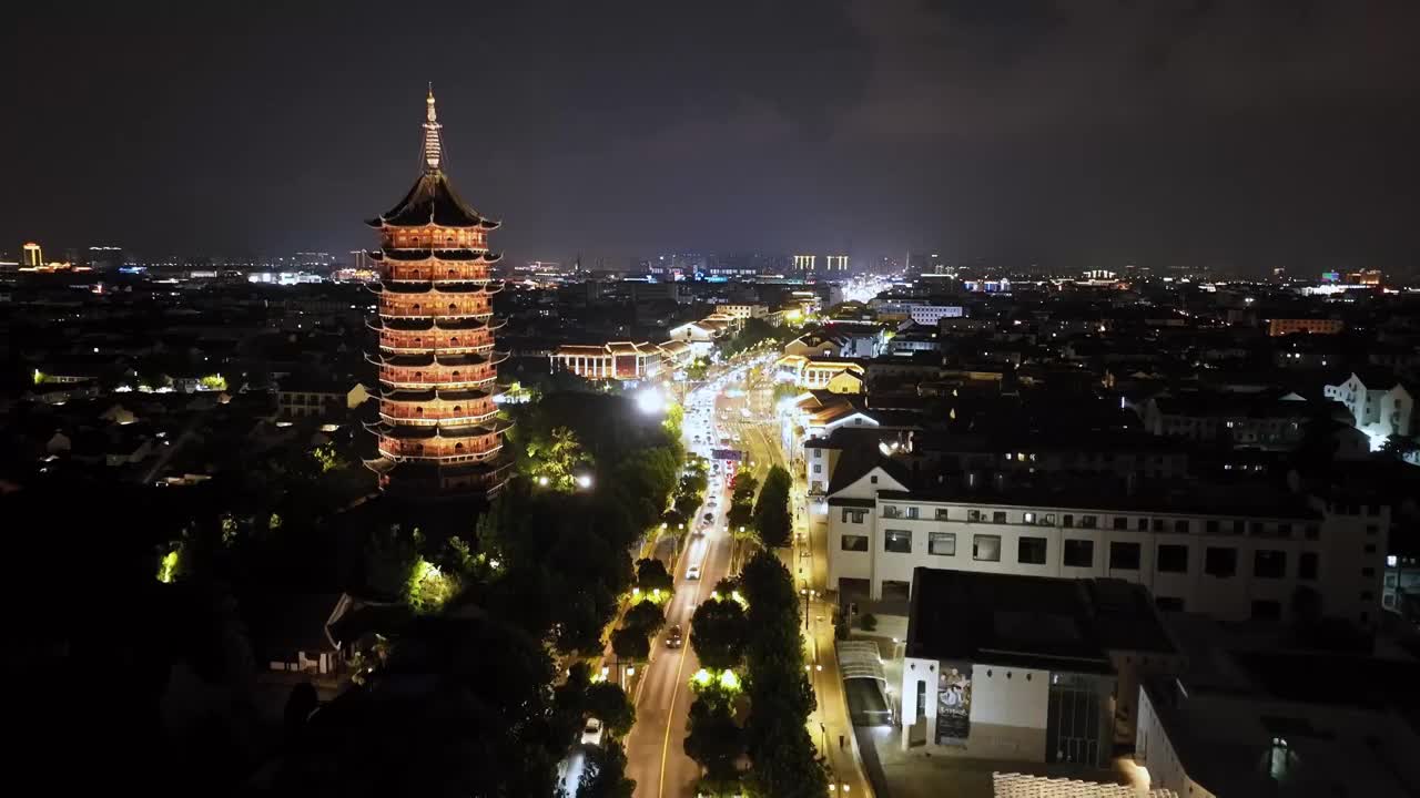 苏州市历史文化景区，标志性建筑报恩寺塔北寺塔，城市风景夜晚航拍视频素材