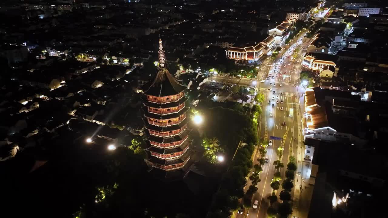 苏州市历史文化景区，标志性建筑报恩寺塔北寺塔，城市风景夜晚航拍视频素材