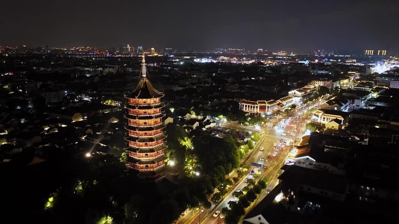 苏州市历史文化景区，标志性建筑报恩寺塔北寺塔，城市风景夜晚航拍视频素材