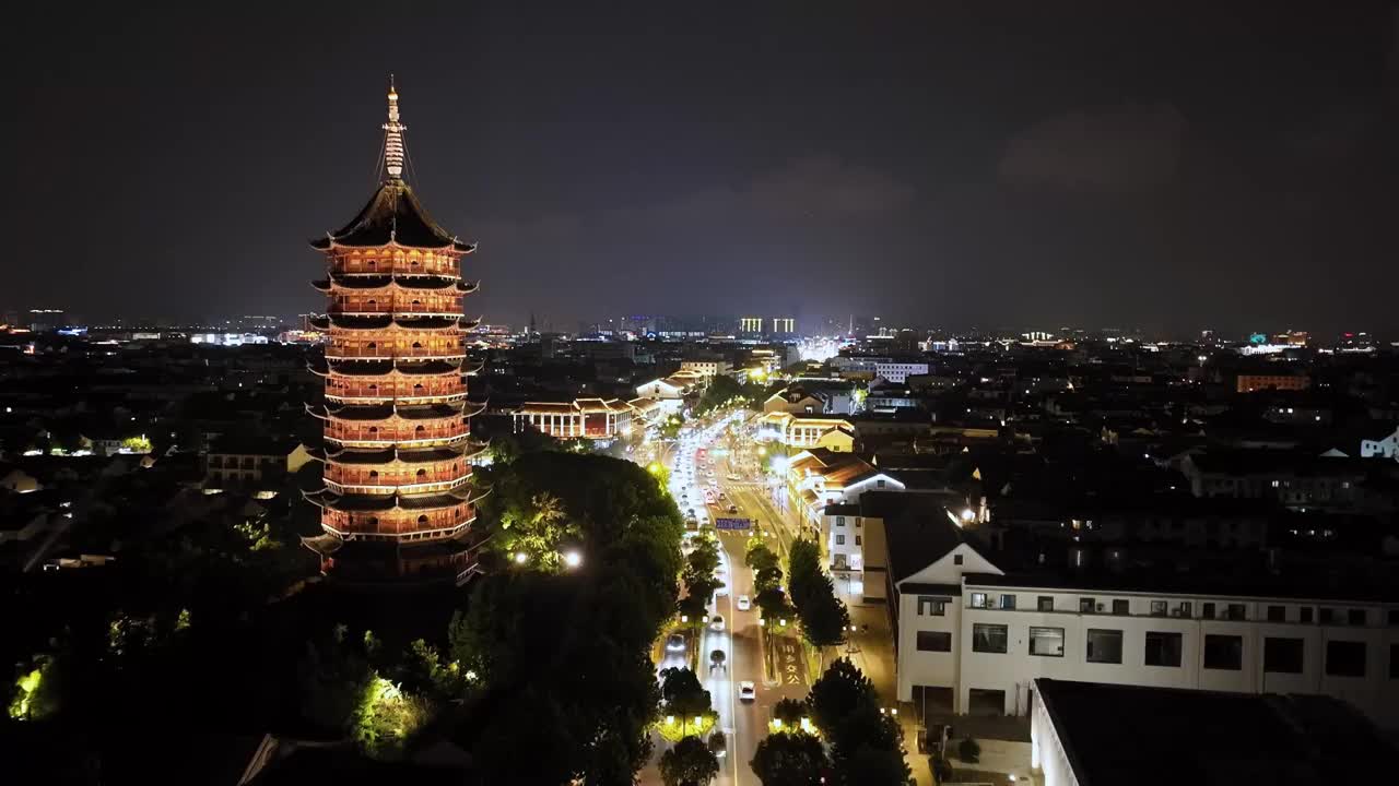 苏州市历史文化景区，标志性建筑报恩寺塔北寺塔，城市风景夜晚航拍视频素材