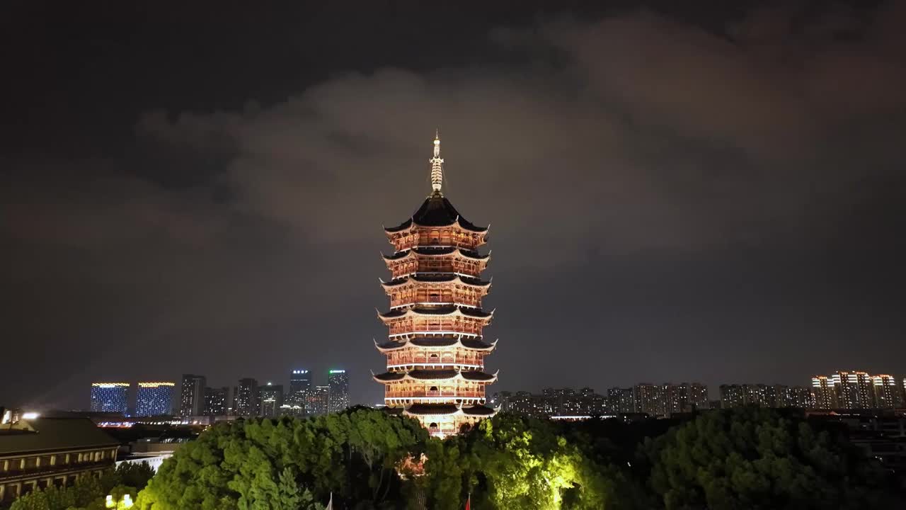 苏州市历史文化景区，标志性建筑报恩寺塔北寺塔，城市风景夜晚航拍视频素材