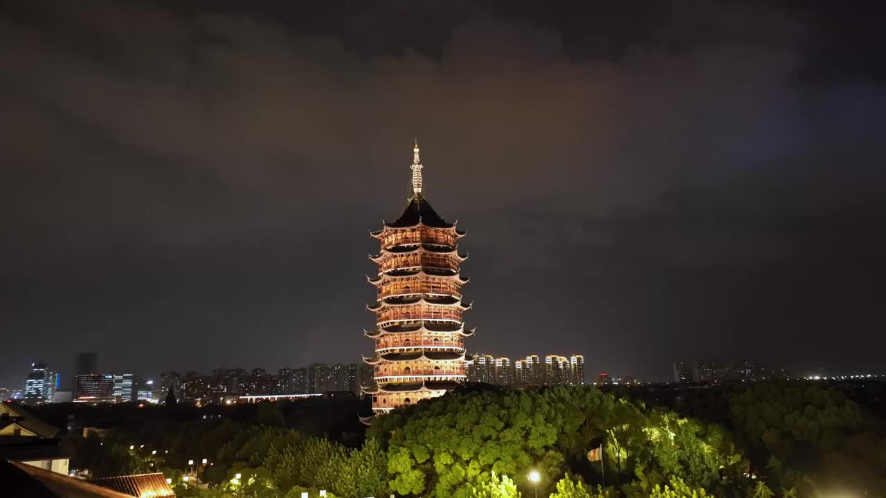 苏州市历史文化景区，标志性建筑报恩寺塔北寺塔，城市风景夜晚航拍视频素材