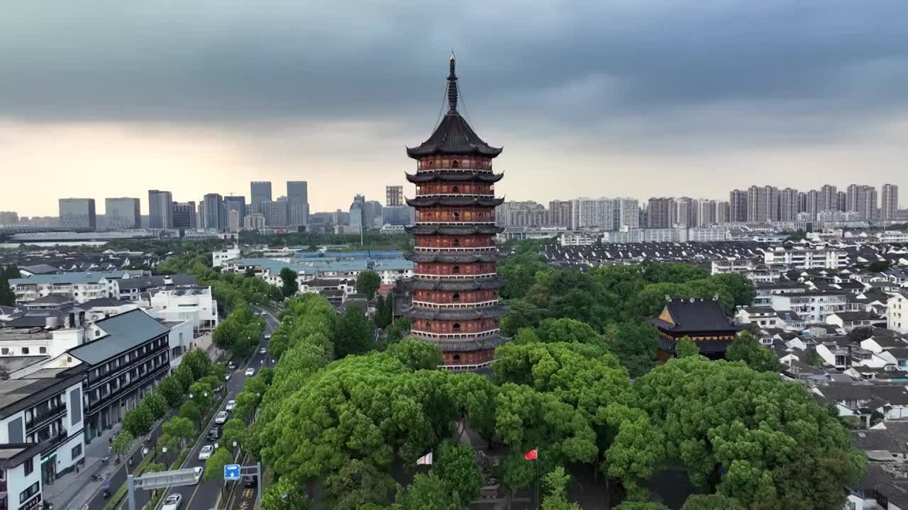 苏州城市风景航拍，历史文化景区报恩寺北寺塔，标志性建筑地标建筑城市天际线视频素材