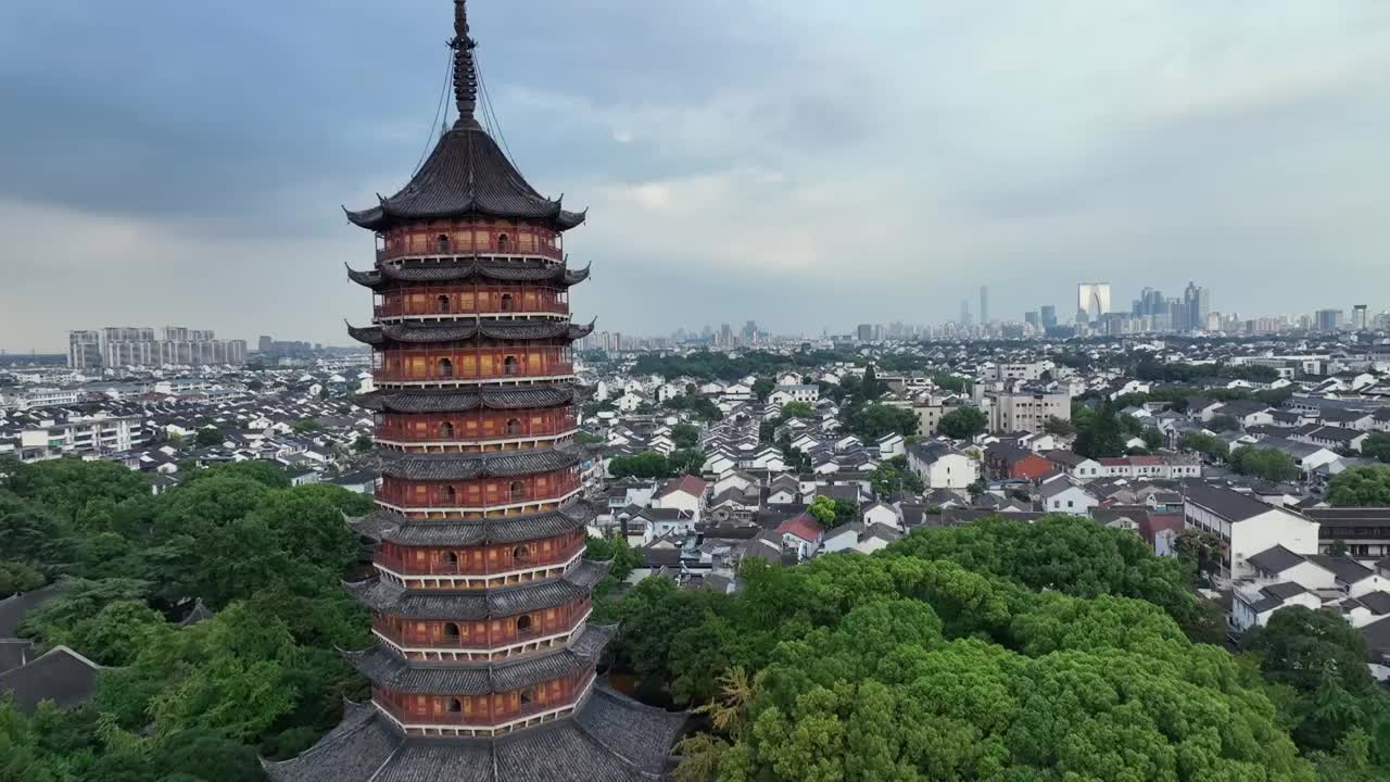 苏州城市风景航拍，历史文化景区报恩寺北寺塔，标志性建筑地标建筑城市天际线视频素材