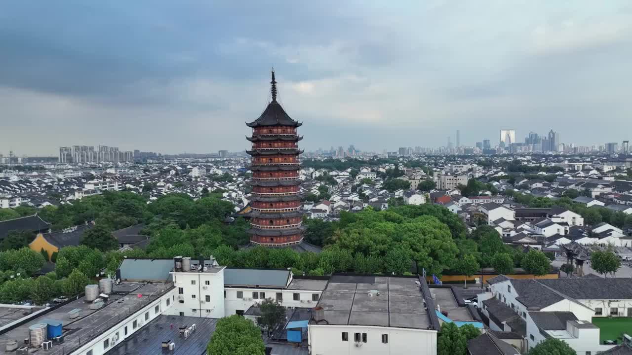 苏州城市风景航拍，历史文化景区报恩寺北寺塔，标志性建筑地标建筑城市天际线视频素材