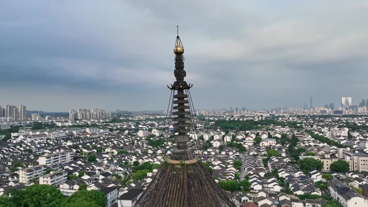 苏州城市风景航拍，历史文化景区报恩寺北寺塔，标志性建筑地标建筑城市天际线视频素材