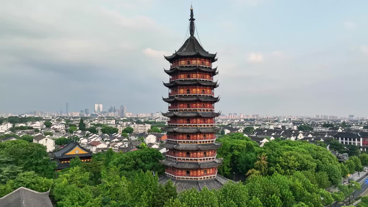 苏州城市风景航拍，历史文化景区报恩寺北寺塔，标志性建筑地标建筑城市天际线视频素材